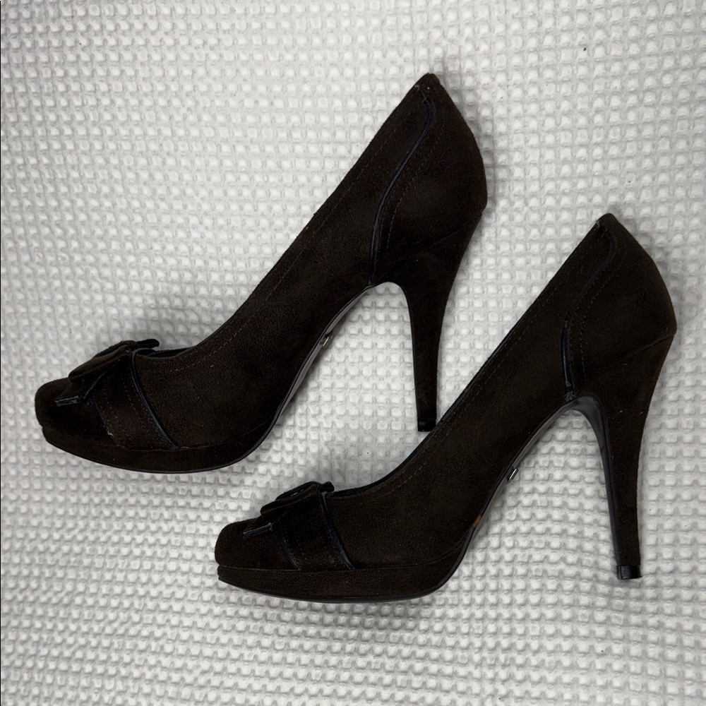 Brown LimeLight Faux Suede Heels w/Toe Bow Accent - 9